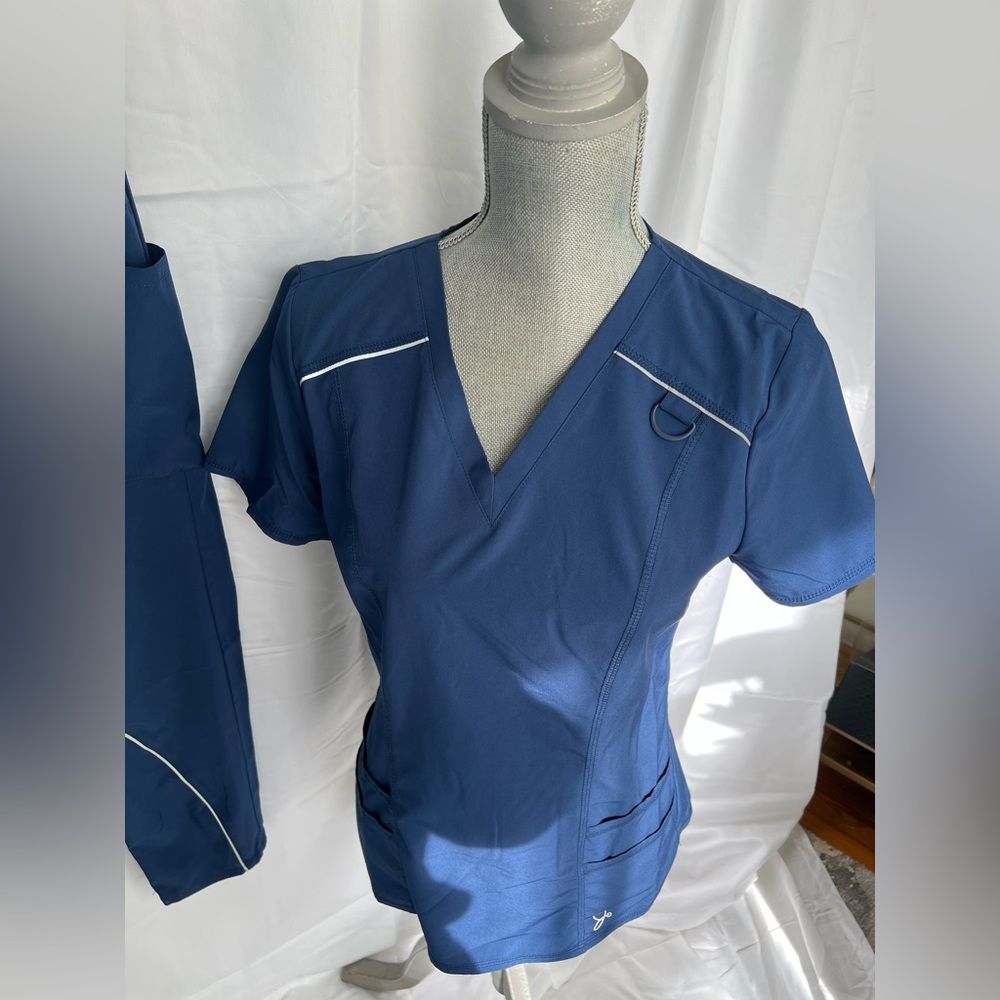 Jaanuu scrub top size small